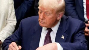 Трамп разжигает глобальную торговую войну, вводя масштабные тарифные ограничения