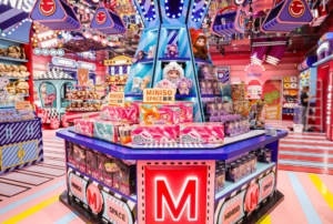 Магазин Miniso с Вакуку на центральной витрине, фото с www.miniso.com