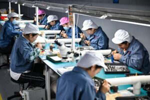 Китай установил самый низкий целевой показатель роста с 1991 года, поскольку старая модель дает сбои