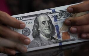 Центробанки впервые настроены на сокращение долларовых резервов — опрос OMFIF