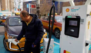 Китай переходит на электротакси, чтобы смягчить последствия нефтяного кризиса в районе Ормузского пролива
