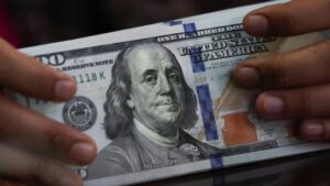 Доллар США сохранит свою силу, интервенция в поддержку иены не изменит ситуацию: опрос Reuters