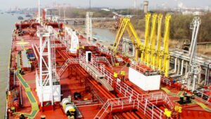 Китай вновь удивил нефтяные рынки, возобновив накопление запасов в июле